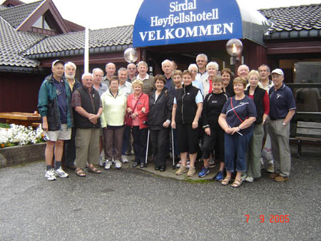 01476 GROUP OUTSIDE HOTEL AT SIRDAL