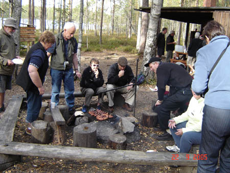 01676 MASS SAUASGE SIZZLE AT SAARIJARVI